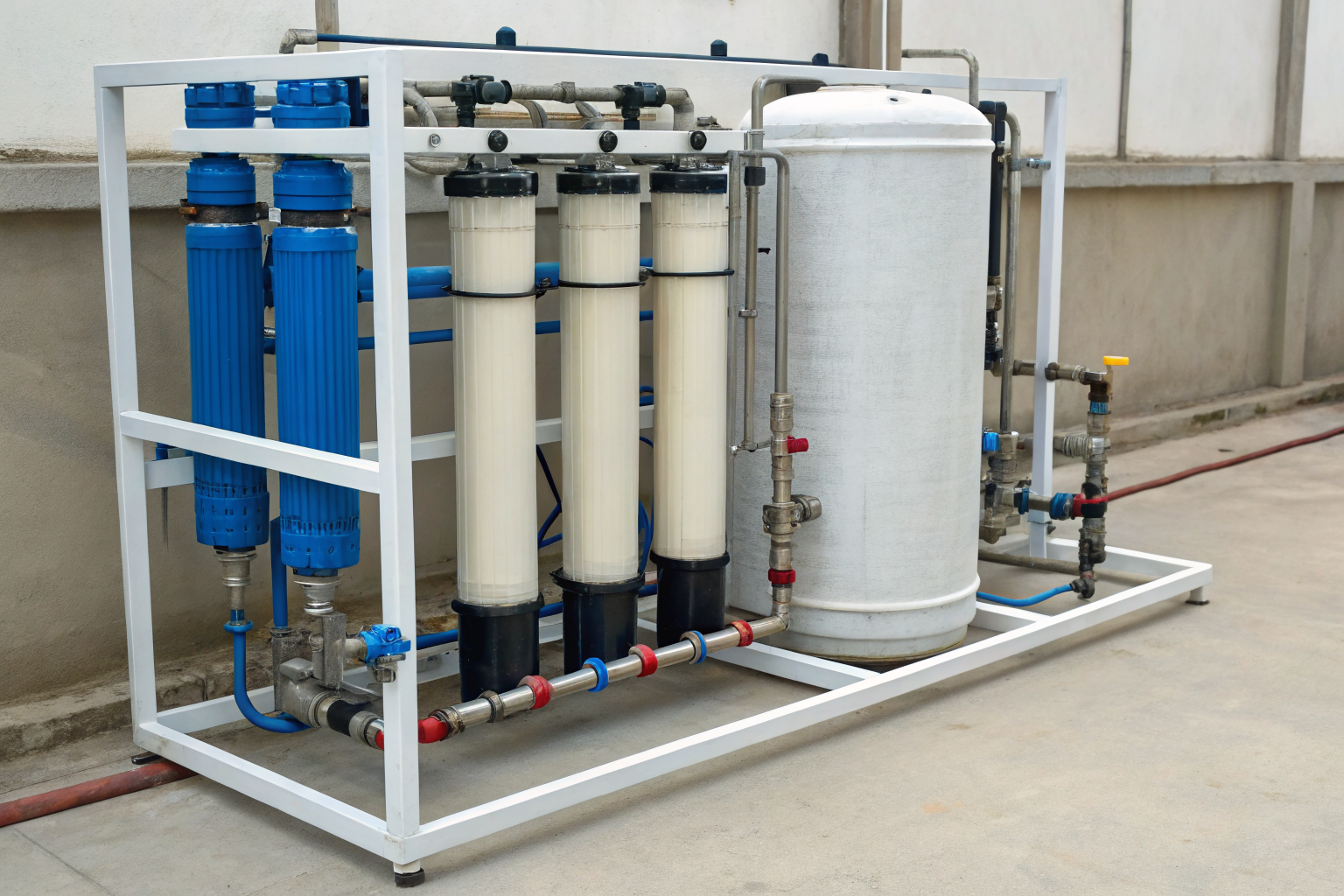 Diagram showing gaps in reverse osmosis for bacteria and gases.