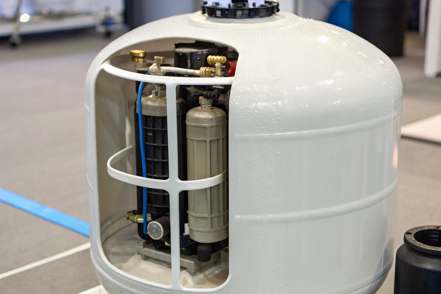 Pressure tank cutaway showing internal components and water storage.